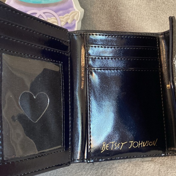 🖤🤍BETSY JOHNSON🖤🤍Black & White Polka Dot Bifold Wallet/NWOT - Picture 4 of 5